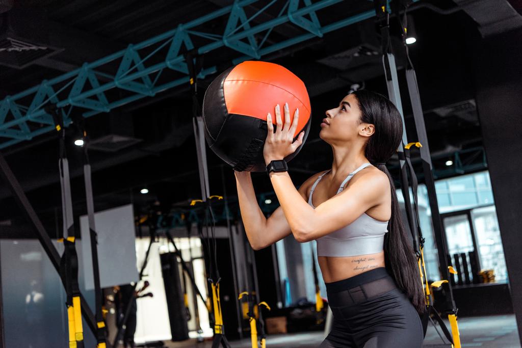 Diferentes ejercicios con balón medicinal con los que entrenar todo tu  cuerpo.